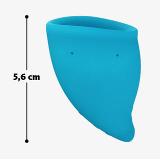 Fun Cup Menskopp A visa mot en enkel bakgrund. Den blå, böjda koppen är 5,6 cm hög, tillverkad av medicinsk silikon och fungerar som ett miljövänligt mensskydd.