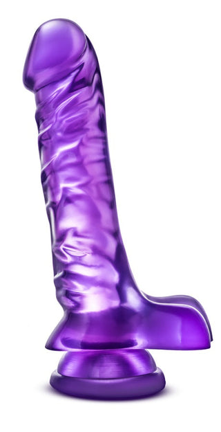 Lila realistisk dildo i mjukt material med sugkopp, visas stående mot vit bakgrund.