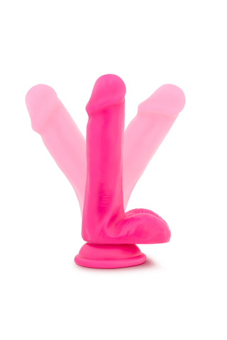 Neonrosa Dildo 15 cm Dual Density i silikon med sugekopp, vist fra tre ulike vinkler mot hvit bakgrunn.