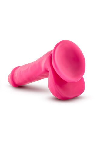 Neonrosa Dildo 15 cm Dual Density, tillverkad av mjuk silikon och med en utsvängd bas, vilar på en vit bakgrund. Dess design med dubbel densitet ger en verklighetstrogen känsla för ökad njutning.