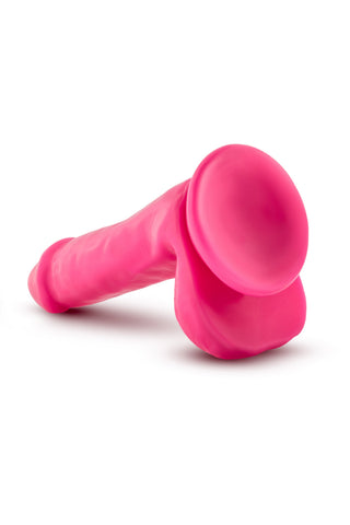 Neonrosa Dildo 15 cm Dual Density, tillverkad av mjuk silikon och med en utsvängd bas, vilar på en vit bakgrund. Dess design med dubbel densitet ger en verklighetstrogen känsla för ökad njutning.