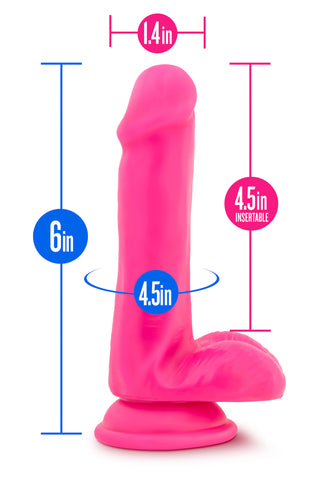 Neonrosa Dildo 15 cm Dual Density med realistisk design och sugkopp. Naturlig känsla, mål: 15 cm höjd, 3,5 cm bredd, 11,5 cm inførbar längd, 11,5 cm omkrets.