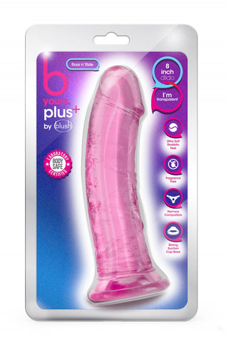 Bilden visar förpackning för en rosa genomskinlig dildo märkt "Roar N' Ride Dildo" av Blush. Den har en 8-tums storlek, ultramjuk känsla, doftfri, selekompatibilitet och en stark sugkoppsbas. Produkten är kroppssäker certifierad.