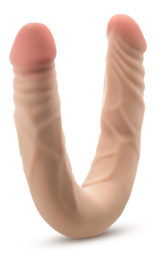 U-formad, naturfärgad dubbeldildo i realistiskt material med två ändar och ett böjbart skaft.