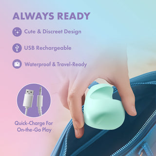 Mintgrön Blush Dream Crush fingervibrator med USB-kabel, tillverkad av kroppssäker silikon, bredvid en blå påse.