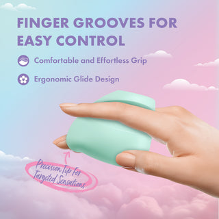 Blush Dream Crush Fingervibrator i pastellgrön silikon, med en konturerad ergonomisk design, mot en pastellfärgad bakgrund.