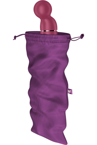 En lila massagestav med rundat huvud kikar fram ur en Satisfyer Förvaringspåse, knipad i toppen och prydd med en liten tagg. Detta diskreta tillbehör är idealiskt för förvaring av sexleksaker i olika storlekar.