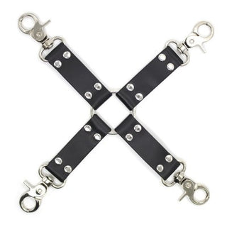 Bondage Hogtie, med svart läder med metalldubbar och clips i varje ände, övergår lätt till ett lockande bondage-kors.