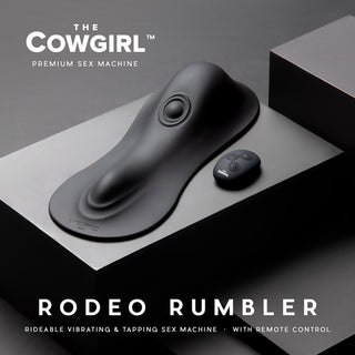 Cowgirl Rodeo Rumbler Ride-On är en elegant svart vibrator med trådlös fjärrkontroll för handsfree njutning, som visas på en minimalistisk svart bakgrund.