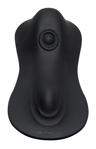 Cowgirl Rodeo Rumbler Ride-On, en svart skulpterad vibrator med mjuka kurvor och en cirkulär fördjupning, visas mot en vit bakgrund.