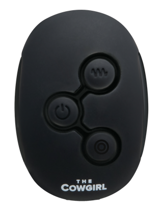Svart oval fjärrkontroll med tre knappar och THE COWGIRL-logotypen längst ner, utformad för att styra din Cowgirl Rodeo Rumbler Ride-On-vibrator för en sömlös, handsfree-upplevelse.