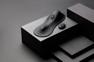 Cowgirl Rodeo Rumbler Ride-On och dess fjärrkontroll sitter på matt svarta ytor och erbjuder en lyxig handsfree-upplevelse.