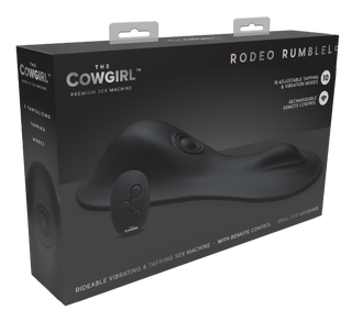 Förpackningen till Cowgirl Rodeo Rumbler Ride-On visar produktbilden och fjärrkontrollen på förpackningen för en handsfree-upplevelse.