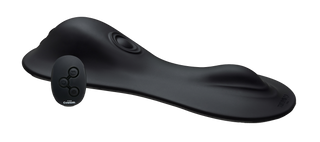 Cowgirl Rodeo Rumbler Ride-On är en svart, konturerad vibratormatta med upphöjda områden för handsfree-användning och levereras med en separat svart fjärrkontroll med tre knappar.