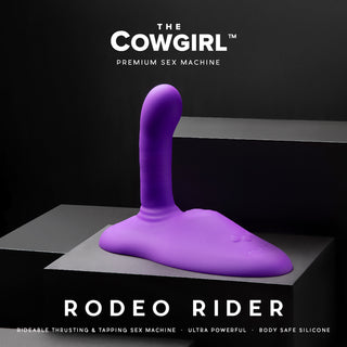 Cowgirl Rodeo Rider Thrusting är tillverkad av kroppssäker silikon och har en djärv lila design och vertikalt skaft för en spännande ride-on-upplevelse.