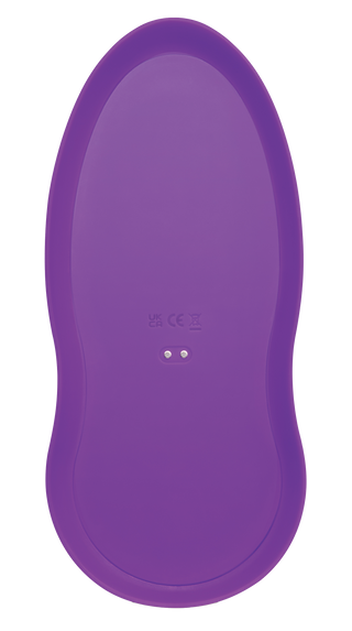 Cowgirl Rodeo Rider Thrusting har en lila, oval laddningsbas tillverkad av kroppssäker silikon med slät yta och två små metallpinnar i mitten.