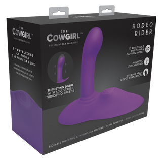 En svart låda visar Cowgirl Rodeo Rider Thrusting, en lila åkdildomaskin tillverkad av kroppssäker silikon.