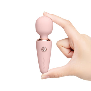 Le Wand Mini Micro Wand, en kompakt USB-laddningsbar vibrator med rundat huvud, metallisk accent och slät finish.
