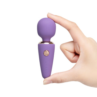 Le Wand Mini Micro Wand, en kompakt vibrator med ett lila runt huvud, knappkontroller och USB-uppladdningsbar design.