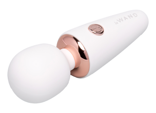 Vit och roséguld mini micro wand massageapparat med rundat huvud, smalt handtag och USB-laddningsbar design.