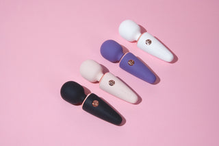 Le Wand Mini Micro Wand vibrator, kompakt och tillverkad av slät silikon, visas i pastellfärg med ett rundat huvud.