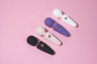 Le Wand Mini Micro Wand vibrator, kompakt och tillverkad av slät silikon, visas i pastellfärg med ett rundat huvud.