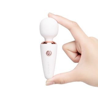 Le Wand Mini Micro Wand, en kompakt vit vibrator med roségulddetaljer och slät design, visas mot en vit bakgrund.