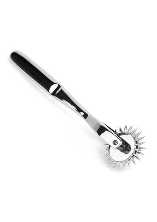 Mr Steel Wartenberg Wheel, med sitt spikförsedda roterande hjul och släta handtag, visas på en vit bakgrund - perfekt som BDSM-redskap eller för sensorisk lek.