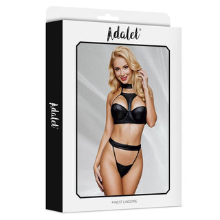 Adalet Addis BH-set med choker, i spetsmaterial och med Adalet-logotyp, förpackat i en kartong.