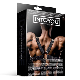 En produktlåda med en man som bär INTOYOU Bröstsele med O-Ringar från INTOYOU BDSM-garderob.