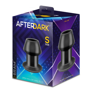 Svart analplugg i silikon, öppen och ihålig, med utvidgad bas, avbildad på förpackningen.