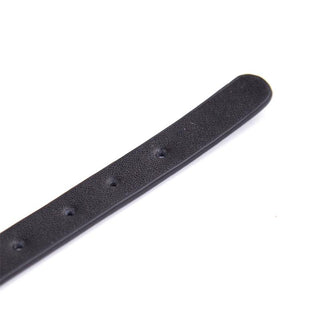 Närbild av Svart BDSM Halsband 43 cm, ett snyggt svart läderhalsband med justerbara hål för en skräddarsydd passform.