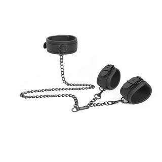 IntoYou Halsband Med Handbojor har veganska läderhandbojor och ankelmanschetter med metallkedjor, vilket skapar en sensuell look elegant arrangerad på en vit bakgrund.