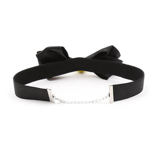 Black Bow BDSM Collar är ett justerbart halsband med en svart rosett och silverkedja - perfekt som en snygg BDSM-accessoar mot en vit bakgrund.