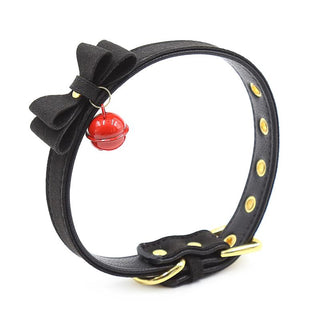 Halsband Med Rosett är en stilig svart krage prydd med guldöglor och inkluderar en charmig röd klocka, perfekt för att ställa in en föforisk atmosfär.