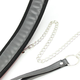 Närbild av Latetobed Justerbart Halsband, ett svart BDSM-halsband i läderimitation med en silverkedja, metallring och avtagbart koppel.