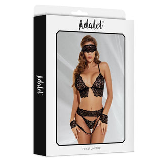 Adalet Ella 4-delat Lingerieset inkluderar svarta spetsdetaljer underkläder, stringtrosa, en ögonbindel och handledsmanschetter – med i en snygg låda med en modell som bär hela setet.