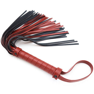 Upptäck Mjuk Flogger Piska 40 cm, en lyxig röd och svart läderflogger med flera svansar och ett texturerat handtag, perfekt för sensuell piskning. Upplev stil och stimulans i ett utsökt stycke.