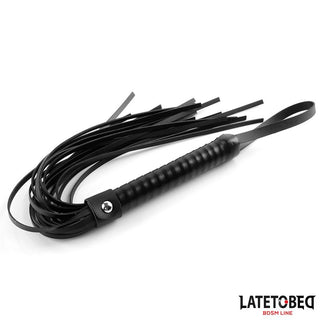 Latetobed Flogger 52 cm är en BDSM-flogger i svart läder med texturerat handtag och handledsrem för varierad stimulering, mot en vit bakgrund.