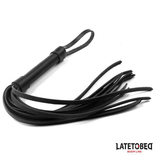 Latetobed Läderflogger 50 cm är en svart flogger med flera svansar och en handledsögla, perfekt för spännande effektspel.