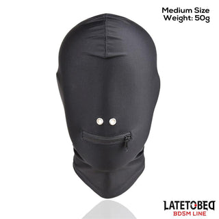 BDSM Helmask med Dragkedja – en svart helmask med liten dragkedjeöppning för munnen och metalldetaljer, perfekt för rollspel och dominanslekar. Visum mot enkel bakgrund.