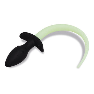 Glow in the Dark Tail Buttplug har en svart silikonplugg med en lång, böjd, ljusgrön svans som lyser i mörkret - perfekt för valplekar och nattliga nöjen.