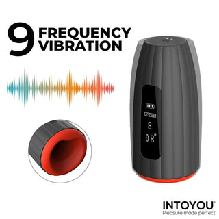 INTOYOU Karter Masturbator är en svart och röd vibrator med en displayskärm, som erbjuder 9 vibrationslägen och en värmefunktion för ökad njutning.