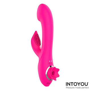 Magnoliapink 3-i-1 Suction Vibe är en ljusrosa silikonvibrator med klitorisstimulator, texturerat fäste, kontrollratt och subtilt INTOYOU-märke.