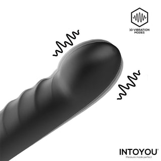 Svart silikonvibrator med två ändar, diskret vibrationsstruktur, etikett med 10 vibrationslägen och INTOYOU-logotypen på sidan.