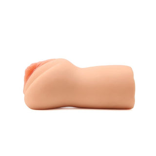Beige TPE-hölje till en handhållen onaniprodukt med en realistisk vaginalöppning, avbildad mot en vit bakgrund.