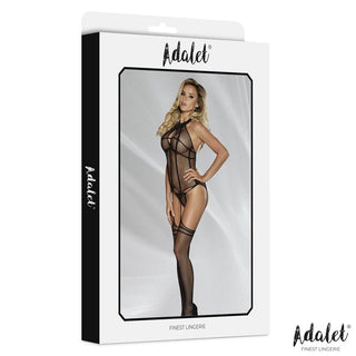 En underklädeslåda med en modell i Mia Bodystocking med Halterneck, en bodystocking i svart mesh, med varumärket Adalet på förpackningen.