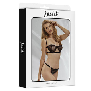 En produktlåda med en modell som bär Adalet Mia Bh & String Set i svart, märkt Finest Lingerie.