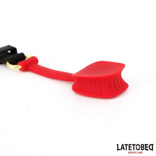LatetoBed Force Mouth Gagball är en röd gagball i silikon med en texturerad rem, perfekt som BDSM-tillbehör, och har LATETOBED BDSM LINE-logotypen på sidan.