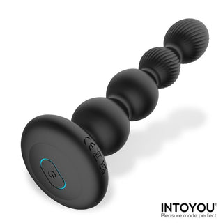 Svart silikonanalplugg med struktur, vibrationsfunktion och 360°-rotation, visad från en sned vinkel.
